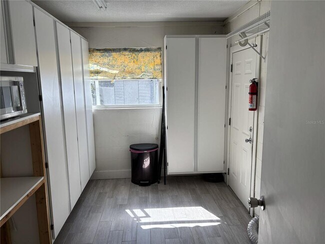 Foto del edificio - 6106 Lawncrest Pl