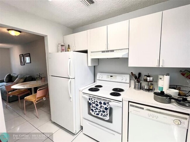 Foto del edificio - 4145 NE 21st Terrace