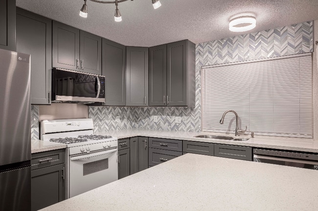 Building Photo - 4575 Kenilworth Ct