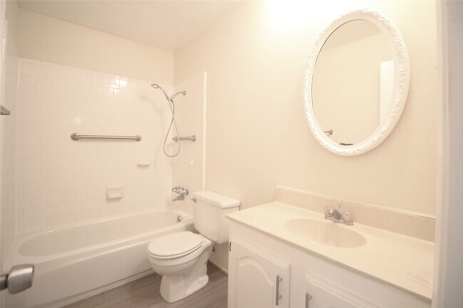 Foto del edificio - 5327 Karenbeth Dr