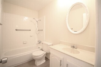 Building Photo - 5327 Karenbeth Dr