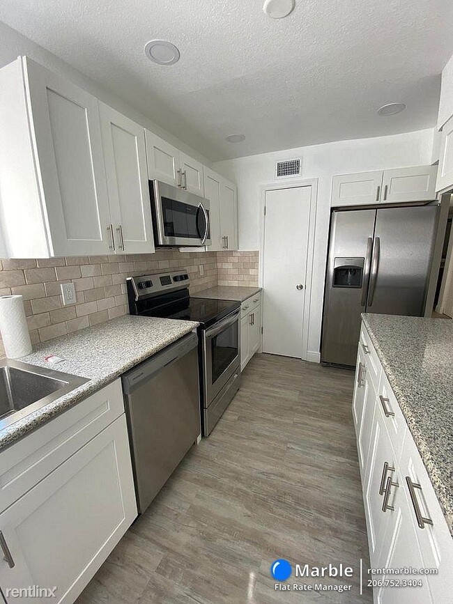 Building Photo - 2 br, 1 bath Condo - 2811 SW Archer Rd Apt...