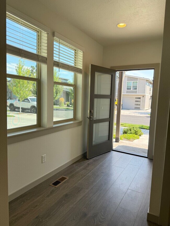 Foto del edificio - Newer 3 Bed/2 Bath Construction on Bend's Eastside - Cessna Drive