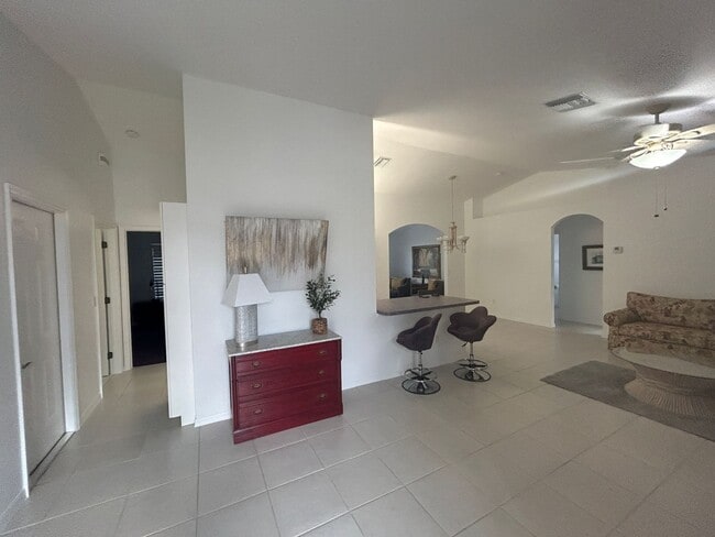 Building Photo - Spacious  3/2  off Del Prado