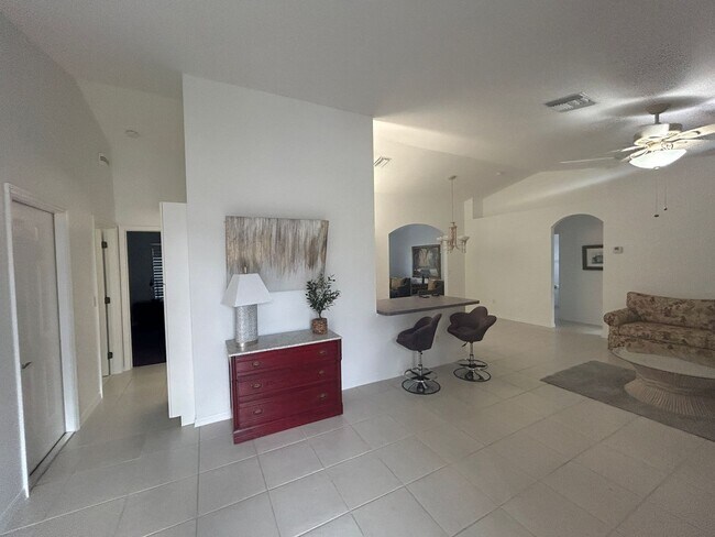 Foto del edificio - Spacious  3/2  off Del Prado