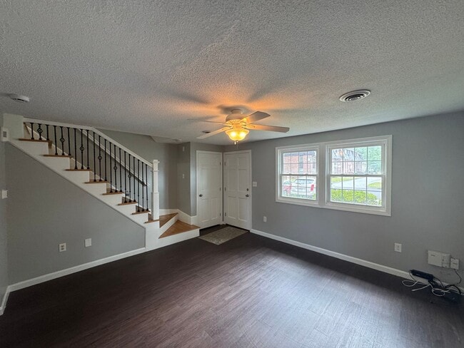 Building Photo - Refreshed 2 Bed 1.5 Bath Townhouse | Pet O...