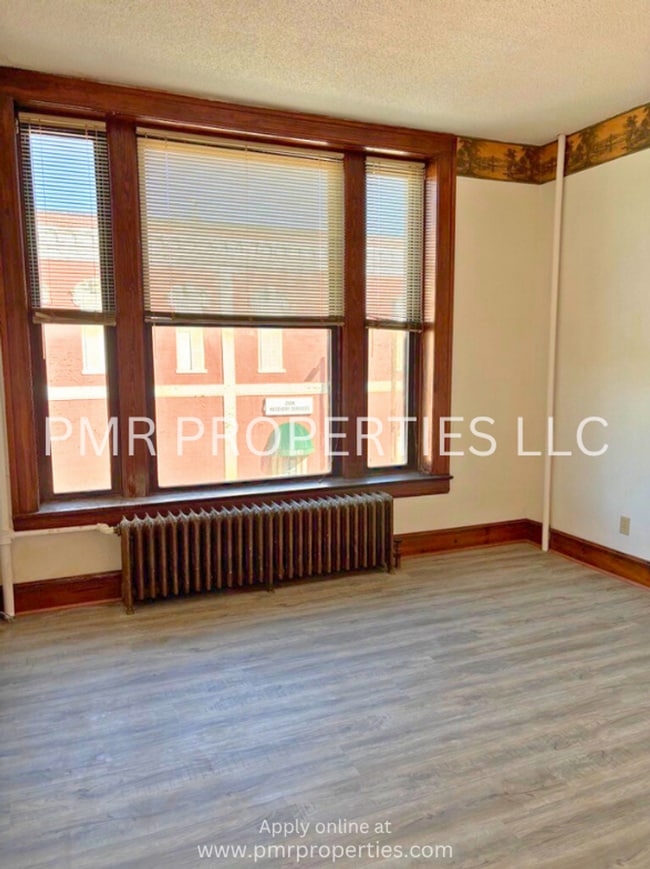 Building Photo - Red Oak Apartments