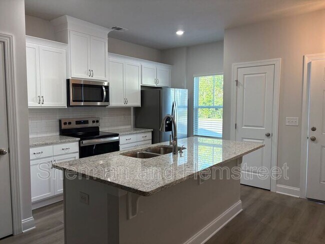 Foto del edificio - 651 Caroline Ct