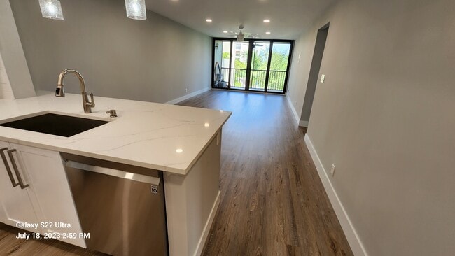 Building Photo - 7 Royal Palm Way