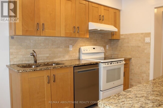 Photo du bâtiment - 2033 Lumberman Ln