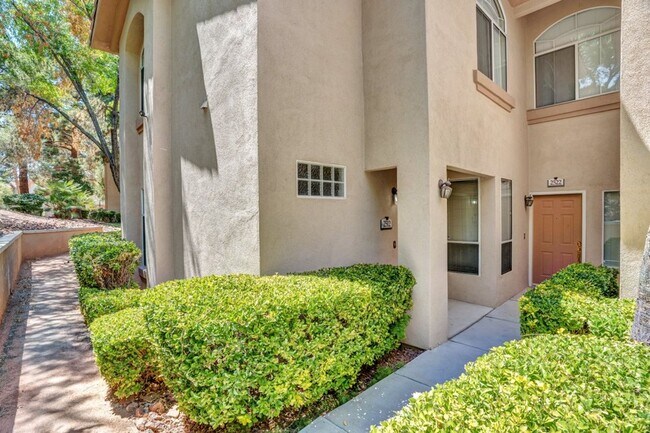 Foto del edificio - Beautiful 2 Bed 2 Bath ground floor condo in Guard Gated Green Valley Community. 1 Car garage!