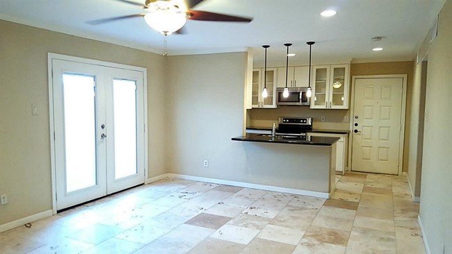 Building Photo - 10555 Turtlewood Ct