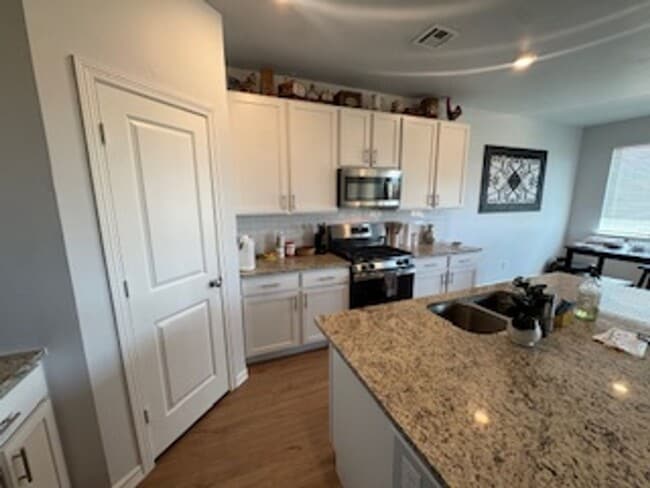 Foto del edificio - Brand-New 4BR Home with Modern Design in S...