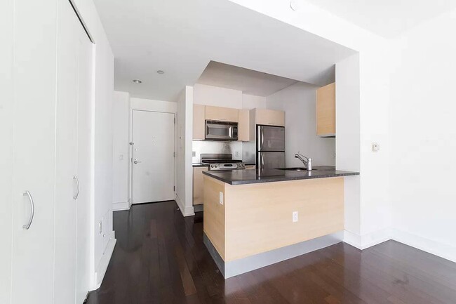 Building Photo - 350 W 42nd St