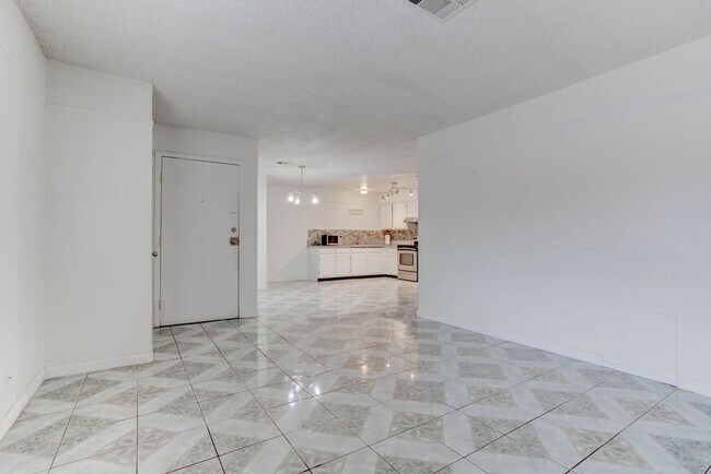 Building Photo - 808 Hedge Way