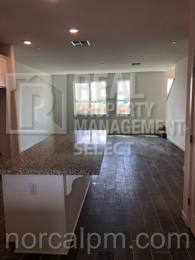 Building Photo - 3 Bed/2.5 Bath Townhouse at Natomas Field!