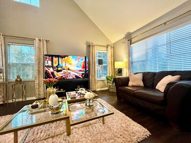 Building Photo - Spacious 1/1 Townhome with Loft in West Ch...