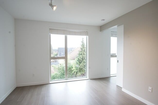 Photo - Sellwood-Modern Top Floor 1Bdr w/Floor-to-Ceiling Windows + Pet OK! Apartment