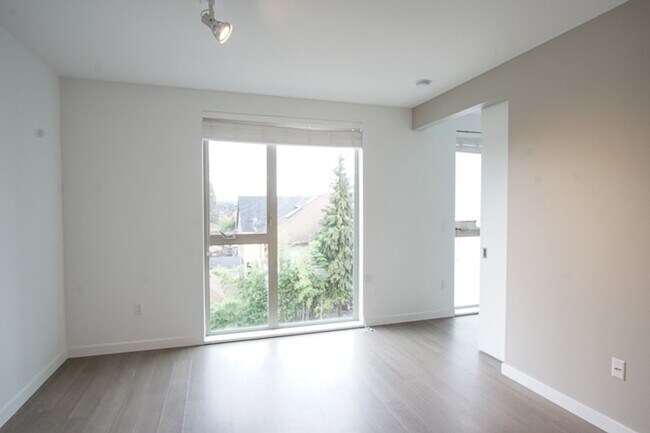 Building Photo - Sellwood-Modern Top Floor 1Bdr w/Floor-to-Ceiling Windows + Pet OK!