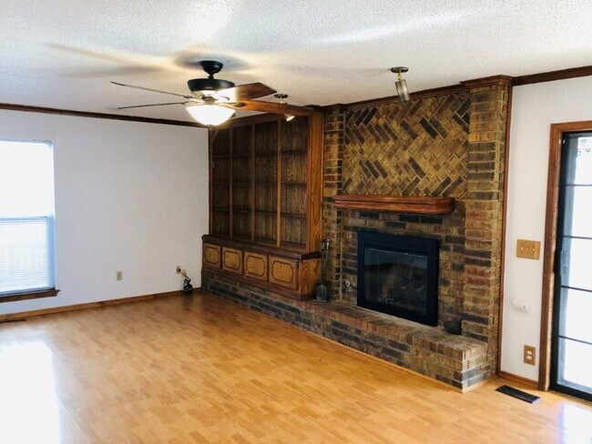 Foto del edificio - 3 bed , 2 full bath, 2 story , Newly updat...