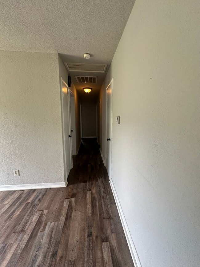 Building Photo - $1,100.00 MOVE-IN-SPECIAL