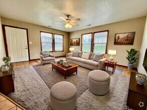 Building Photo - 622 Willow Ln