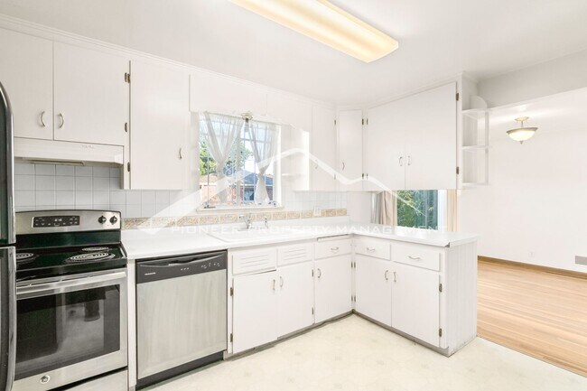 Photo - Spacious Duplex with Central AC and Washer... House