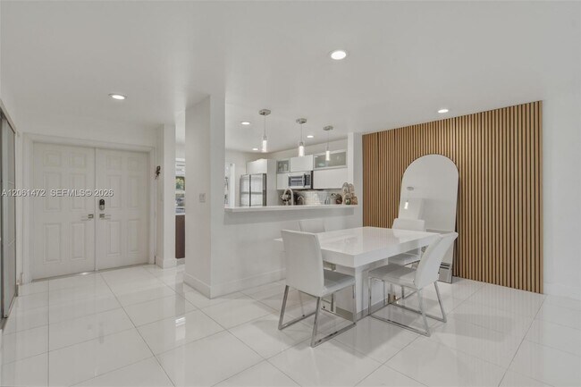Foto del edificio - 10805 NW 3rd Ct