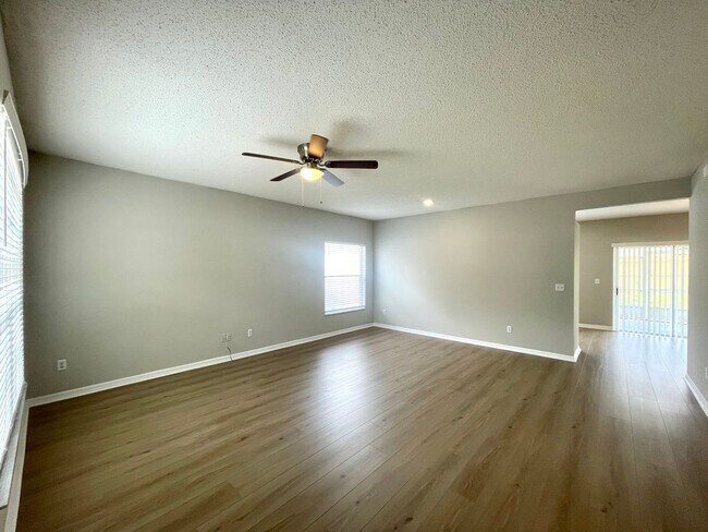 Building Photo - Nice 4/2.5 Two-Story Home in East Orlando ...