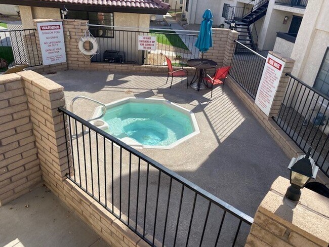 Foto del edificio - 2BR Condo Gated Community Basic Cable, wat...