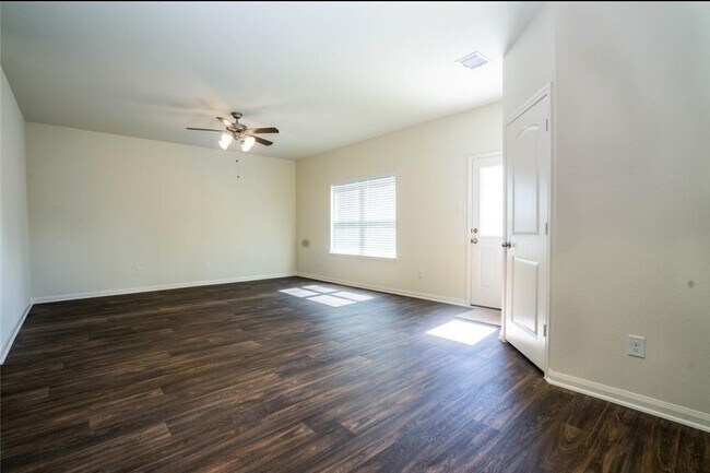 Foto del edificio - 212 Autumn Berry Ln