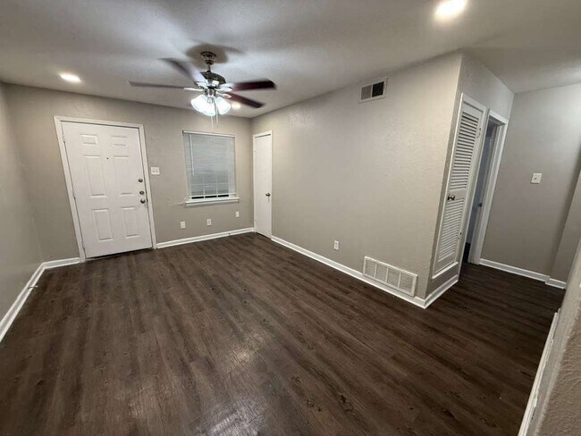 Foto del edificio - 2522 Normont Cir