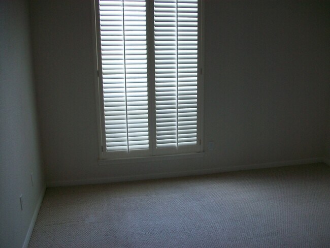 Building Photo - 601 Llama Tr