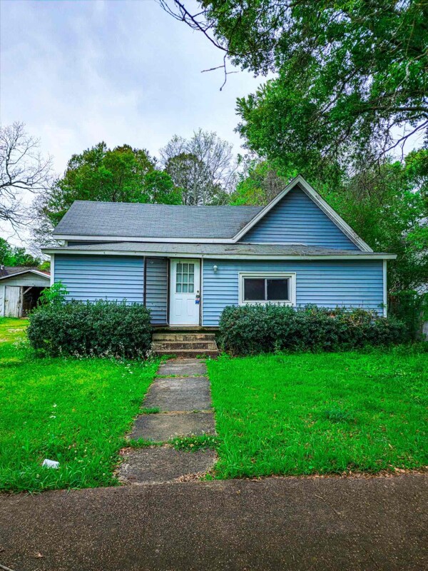 Primary Photo - 215 N Magnolia St