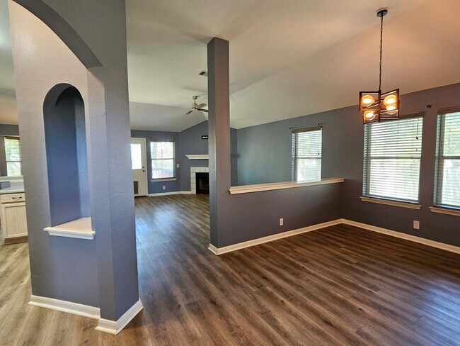 Foto del edificio - Beautiful 4 Bed / 2 Bath Single Story in the Woods At Crystal Falls
