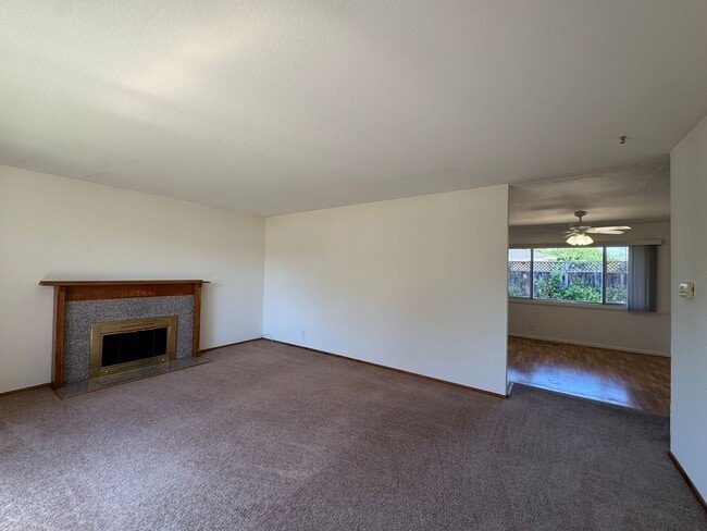 Foto del edificio - Single level 4 bedroom, 2  bath home – mov...