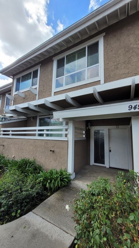 Primary Photo - Three Story 2 Bed 1.5 Bath with Ensuite an...