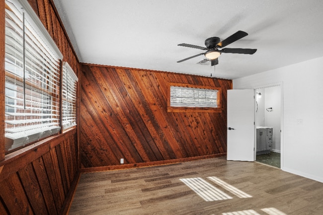 Building Photo - 513 Manor Dr