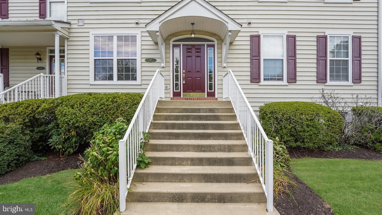 Primary Photo - 410 Lantern Dr