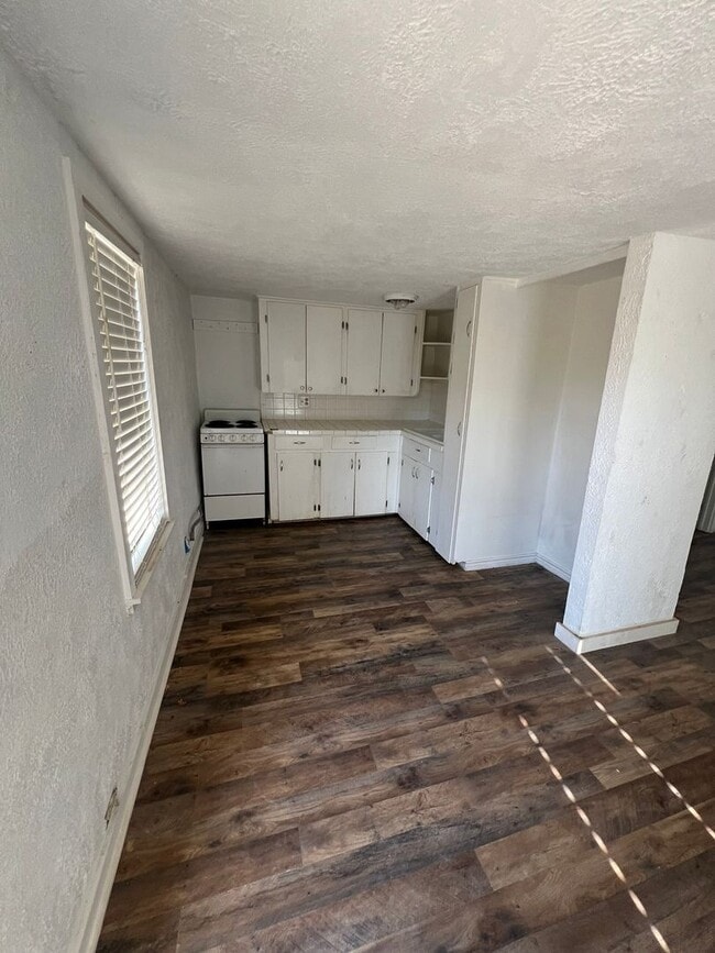 Building Photo - Six Month Lease