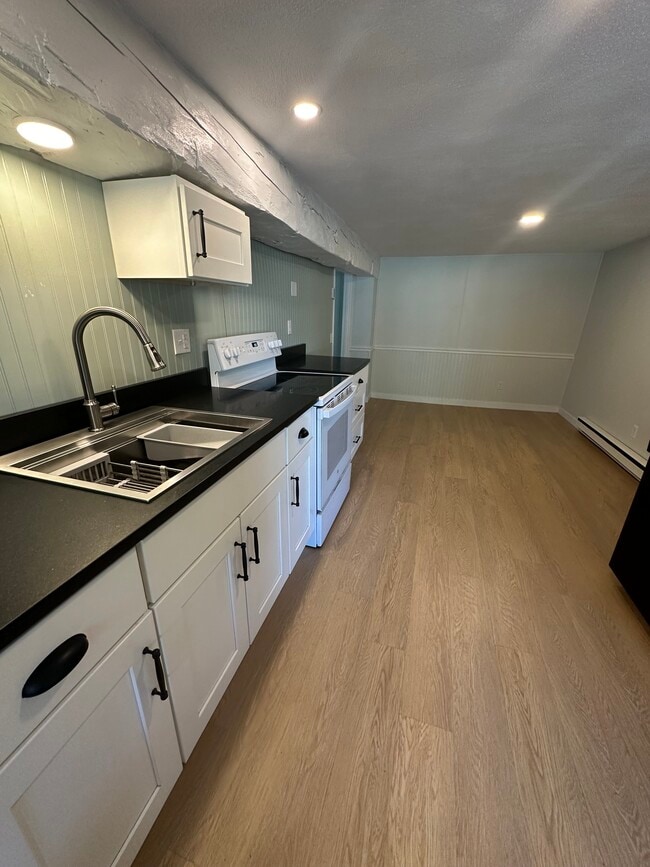 Kitchen/living - 940 Centerville Rd