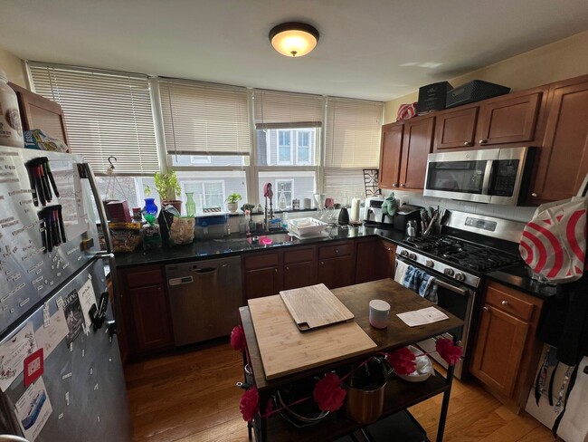 Building Photo - 9/1 Renovated 4BR/2BA with laundry in unit, AC near Porter/Harvard!