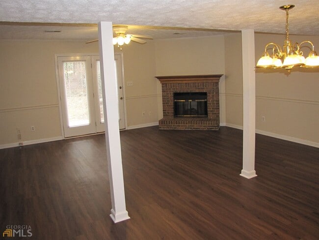 Building Photo - 445 Williamsburg Way