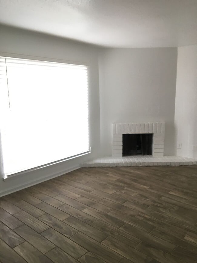 Building Photo - 3 bed, 2 bath condo