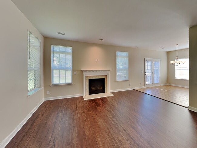 Foto del edificio - 8104 Acacia Ct