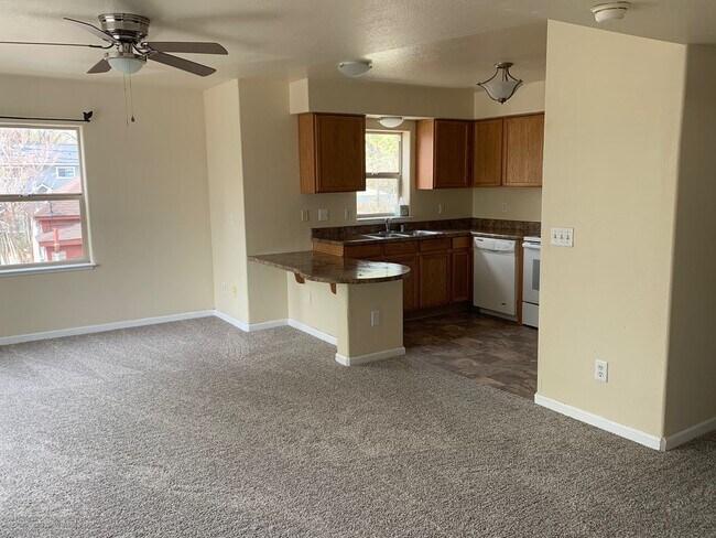 Foto del edificio - Charming Two Bedroom Apartment in the Hear...