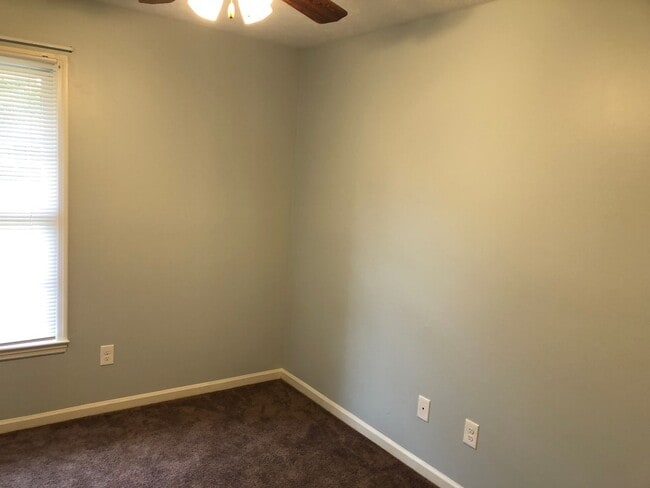 Building Photo - Renovated Duplex in Auburn!