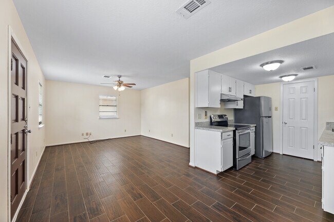 Foto del edificio - 717 Cedar Bayou Rd