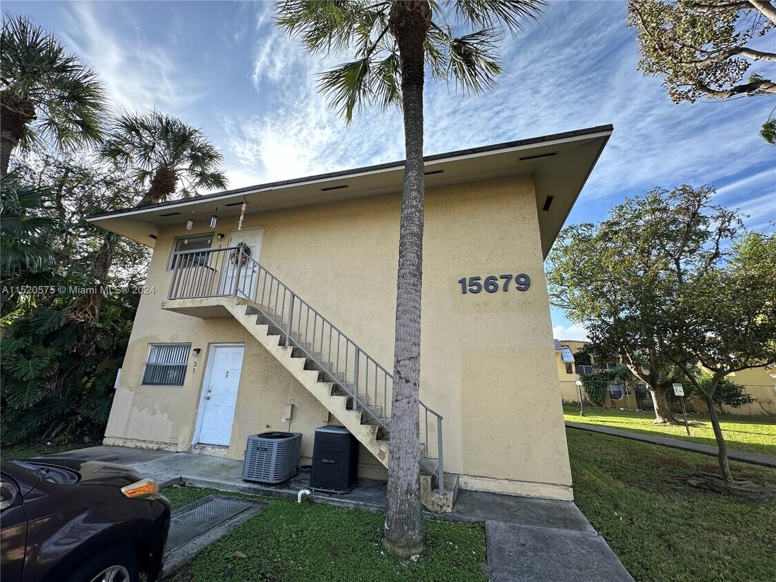 15679 SW 73rd Cir Terrace Unit 32, Miami, FL 33193 Room for Rent in