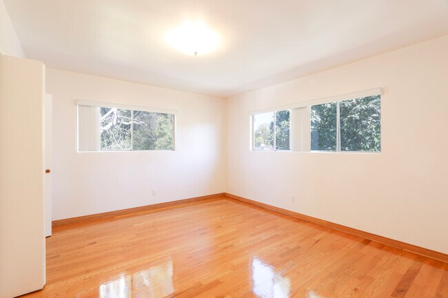 Building Photo - 15521 Moorpark St